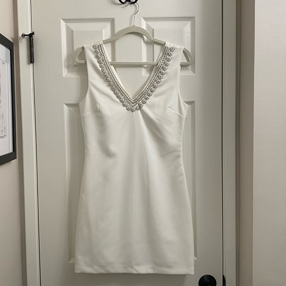 Lulu’s White Rhinestone Neckline Shift dress Size Medium